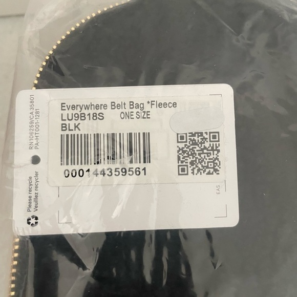 Lululemon Everywhere Fleece Belt Bag Gold Tone Hardware Extended Strap Black NWT - Picture 4 of 15